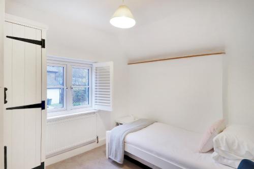 Perfectly Presented Cottage Pass the Keys – Photos 2