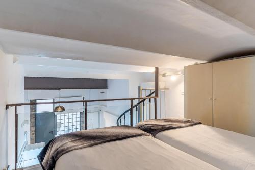 1 dormitorio con 2 camas y balcón en AB Modern Gracia Apartment, en Barcelona