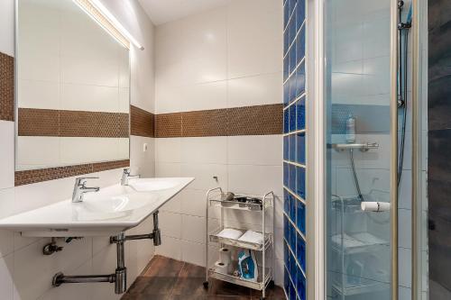y baño con lavabo y ducha. en AB Modern Gracia Apartment, en Barcelona