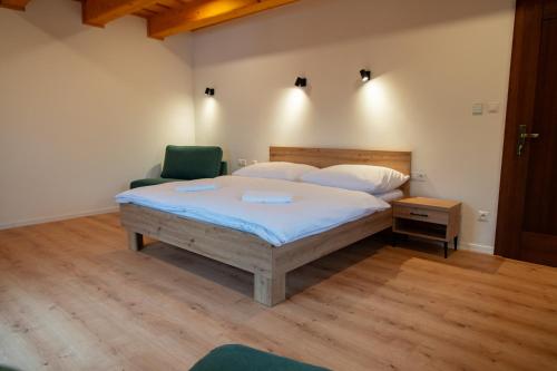 Villa Seraf tesisinde bir odada yatak veya yataklar