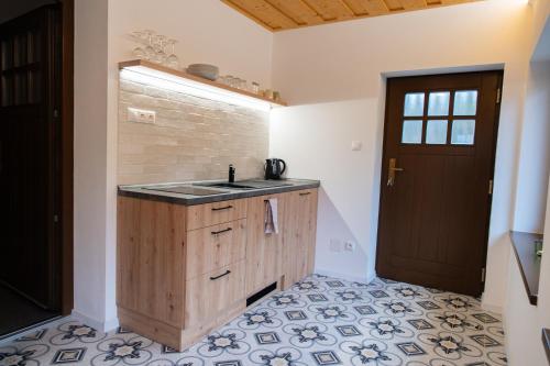 uma cozinha com um lavatório e um armário de madeira em Villa Seraf em Terchová