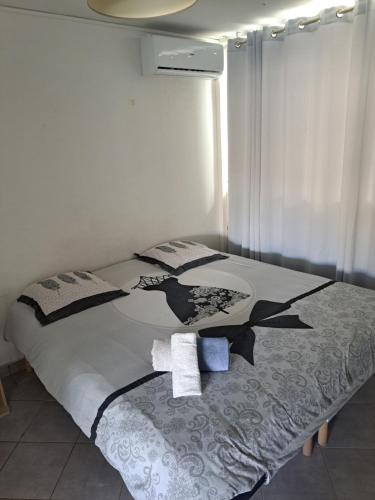 a bed with two towels on it in a bedroom at GREG HOUSE in Pointe-à-Pitre