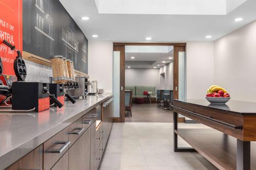 una cocina con una barra con un bol de fruta en Hampton Inn & Suites by Hilton Toronto Downtown en Toronto