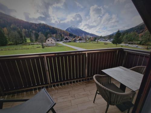 Un balcón con mesa y sillas y una vista en PR ANŽICO, en Kranjska Gora