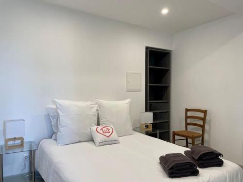 - une chambre avec un lit doté d'un oreiller dans l'établissement Bellavista by Melrose, à Arromanches-les-Bains