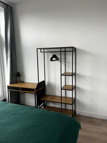 een slaapkamer met een bureau, een plank en een bed bij Da Costa 12A in Leiden