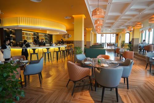 a restaurant with tables and chairs and a bar at Concorde Creek View Hotel Bur Dubai in Dubai