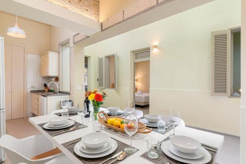 a dining room with a table with a bowl of fruit at MEDANO4YOU Surfers Cove Holiday Home in El Médano