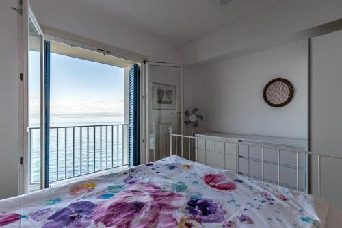 een slaapkamer met een bed en een groot raam bij Seafront Residence Punta in Piran