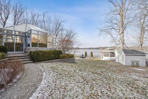 a home on the shore of a lake with a house at Villa Laval Bord de l'eau in Laval