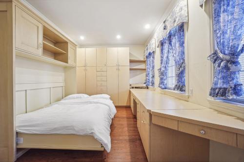 een slaapkamer met een bed en een bureau bij Villa Laval Bord de l'eau in Laval