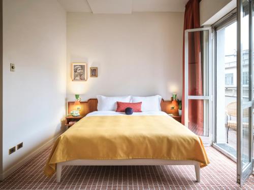 Una cama o camas en una habitación de Max Brown Hotel Missori, part of Sircle Collection