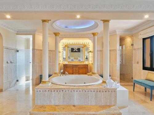 Kylpyhuone majoituspaikassa Marbella Villa Premium by Homing
