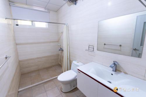 un bagno con WC, lavandino e doccia di Shi Mom B&B a Città di Hualien