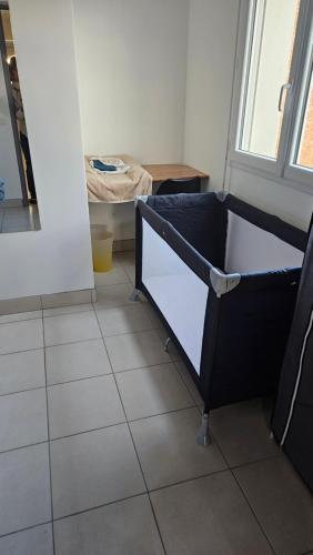 Cette chambre comprend une table et une fenêtre. dans l'établissement Logement au calme, avec vue dégagée, à Ardoix