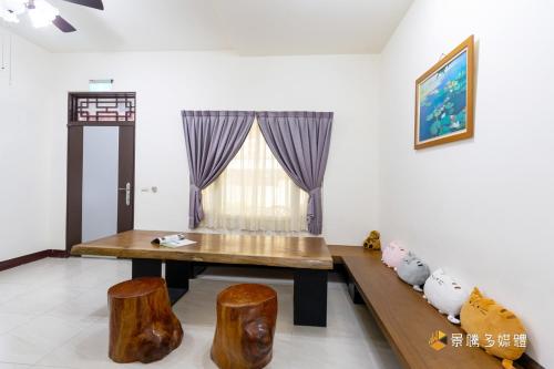 花蓮市にあるShi Mom B&Bのリビングルーム(木製テーブル、窓付)