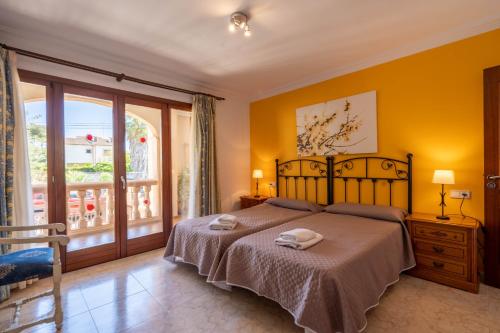 Säng eller sängar i ett rum på Playa de muro - 4579 Mallorca by 5StarsHome - heated saltwater swimming pool