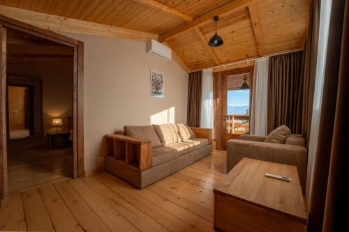 ein Wohnzimmer mit Couch und Tisch in der Unterkunft Serodani in Telawi