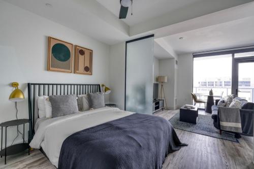 En eller flere senge i et værelse på Downtown 1br w pool business lounge nr dining ATX-232