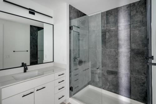 Et badeværelse på Downtown 1br w pool business lounge nr dining ATX-232