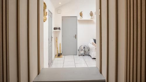 un pasillo con un pasillo que conduce a una habitación con en Smart Confort 14 - Appartement confort et stylé, en Troyes