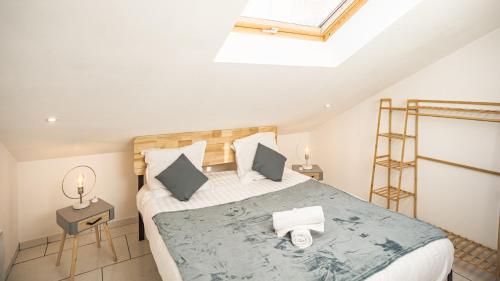 une chambre avec un lit et une lucarne dans l'établissement Smart Confort 14 - Appartement confort et stylé, à Troyes