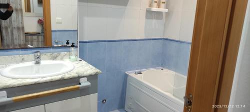 een badkamer met een wastafel en een bad bij Apartamento Luminoso el Morche in Morche