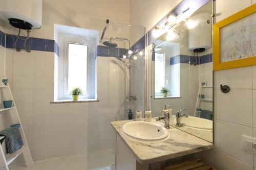 A bathroom at At Kalsa Quiet Flowered Terrace! Free Parking! Ideal for remote working!