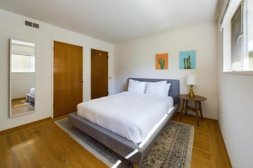 a white bedroom with a bed and a table at Palo Alto 1br w parking wd walk to parks SFO-1638 in Palo Alto