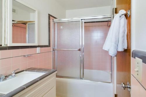 a bathroom with a shower and a sink at Palo Alto 1br w parking wd walk to parks SFO-1638 in Palo Alto