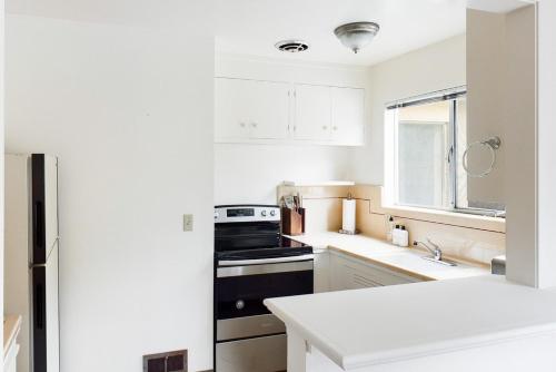 Η κουζίνα ή μικρή κουζίνα στο Palo Alto 1br w patio close to shops Stanford SFO-1637