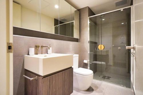 een badkamer met een wastafel, een toilet en een douche bij Peaceful & Relaxing City Escape @ Rundle Mall in Adelaide