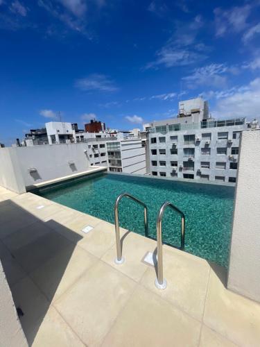 una piscina en la azotea de un edificio en Loft con piscina en Punta Carretas, en Montevideo