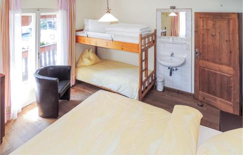 クライナルにあるAwesome Home In Kleinarl With 4 Bedrooms And Wifiのベッドルーム1室(二段ベッド1組付)、バスルーム(シンク付)