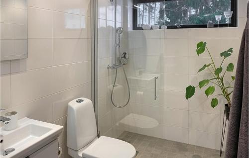 La salle de bains est pourvue d'une douche, de toilettes et d'un lavabo. dans l'établissement Nice Home In Vrmd With Kitchen, à Värmdö