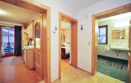 クライナルにあるStunning Apartment In Kleinarl With 2 Bedrooms And Wifiの2つのオープンドア、バスルームが備わる客室です。