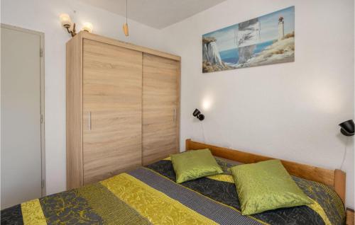 um quarto com uma cama e um grande armário de madeira em Cozy Home In Cesarica With Kitchen em Cesarica