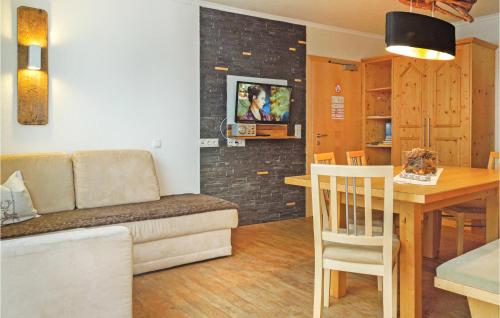 Nice Apartment In Kappl With 2 Bedrooms And Wifi في كابل: غرفة معيشة مع أريكة وطاولة
