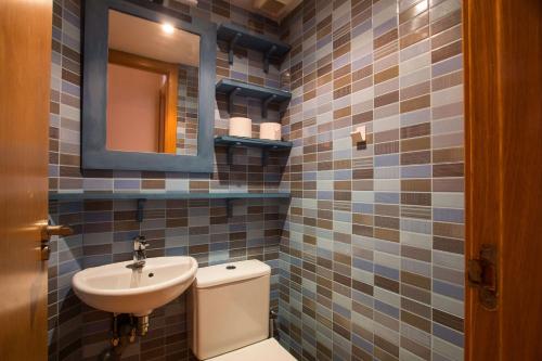 Ένα μπάνιο στο Apartamento Muralla Roja - PlusHolidays