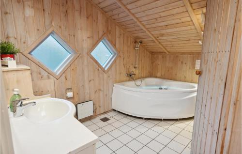 SønderbyにあるStunning Home In Juelsminde With 4 Bedrooms, Sauna And Wifiのバスルーム(バスタブ、白いシンク付)