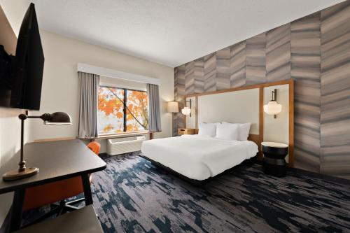 Habitación de hotel con cama y escritorio en Fairfield by Marriott Chesapeake, en Chesapeake