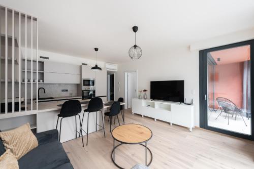 Кухня или мини-кухня в Jay Apartments
