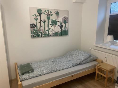 a bed in a room with a painting on the wall at Ferienwohnung Mescherin 3 in Mescherin