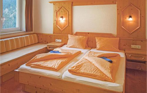 - une chambre avec 2 lits et des oreillers dans l'établissement Cozy Apartment In Kappl With Wifi, à Kappl