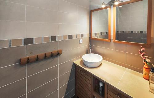 ein Bad mit einem Waschbecken und einem Spiegel in der Unterkunft Lovely Home In Cessenon-sur-orb With Wi-fi in Cessenon