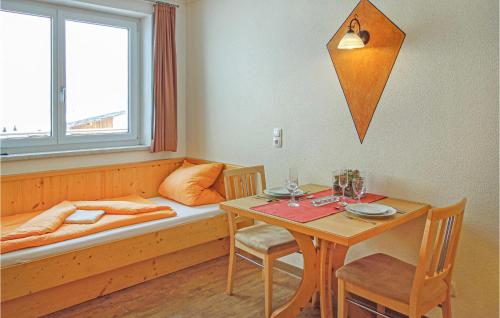 カップルにあるAwesome Apartment In Kappl With Wifiのベッド、テーブル、窓が備わる客室です。