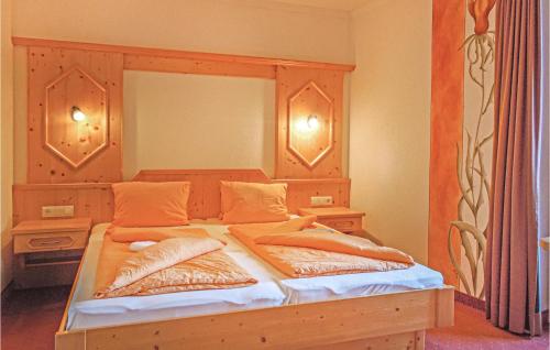 カップルにあるAwesome Apartment In Kappl With Wifiのベッドルーム1室(ベッド2台、木製ヘッドボード付)