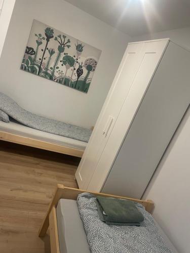 MescherinにあるFerienwohnung Mescherin 3のベッドと鏡のある部屋のドア