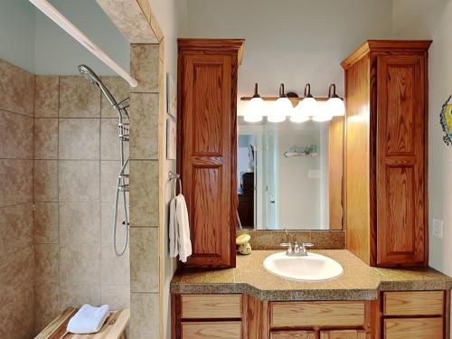un baño con lavabo y ducha en Mustang Isle Beach Bungalow #2, en Mustang Beach