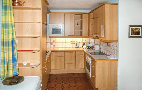 アルプバッハにあるAmazing Apartment In Alpbach With 3 Bedrooms And Wifiの小さなキッチン(木製キャビネット、シンク付)
